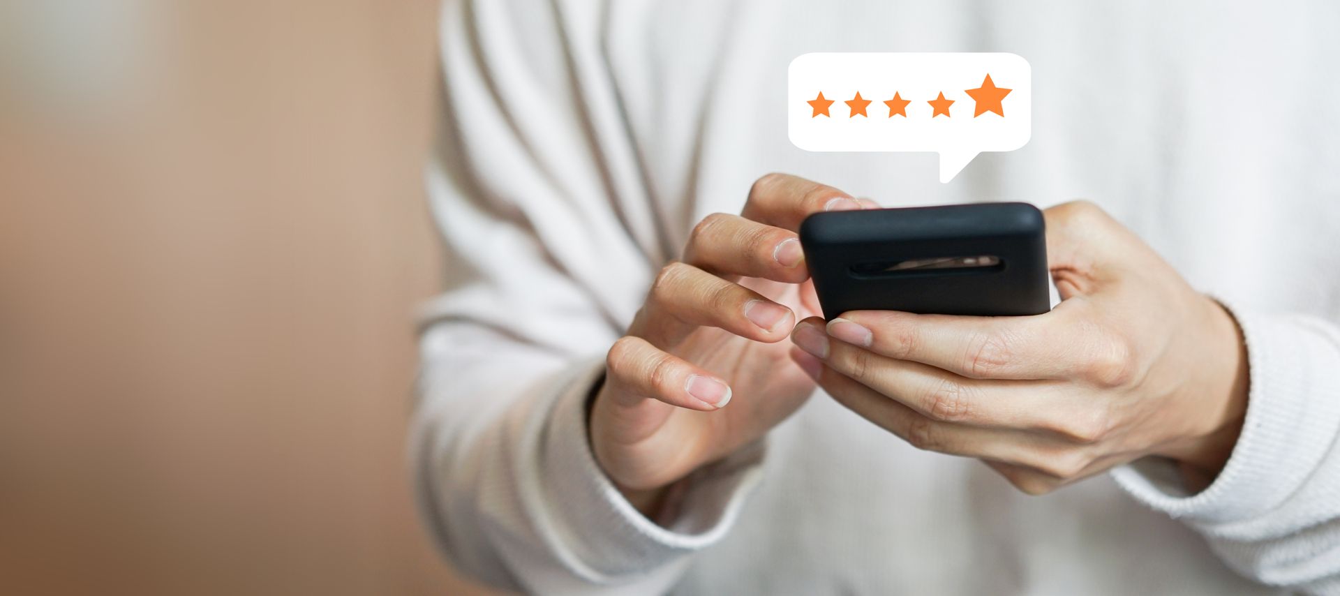 Une personne qui laisse un avis depuis son Smartphone