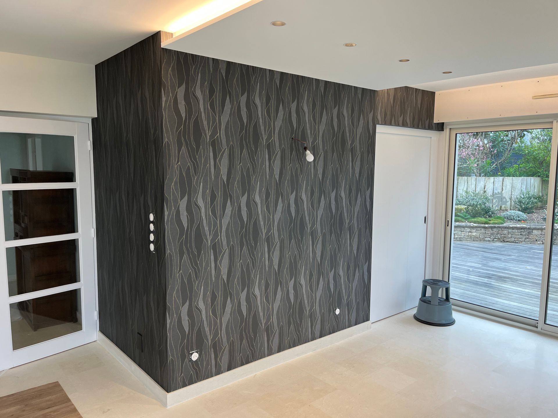 Une tapisserie avec des motifs en reliefs