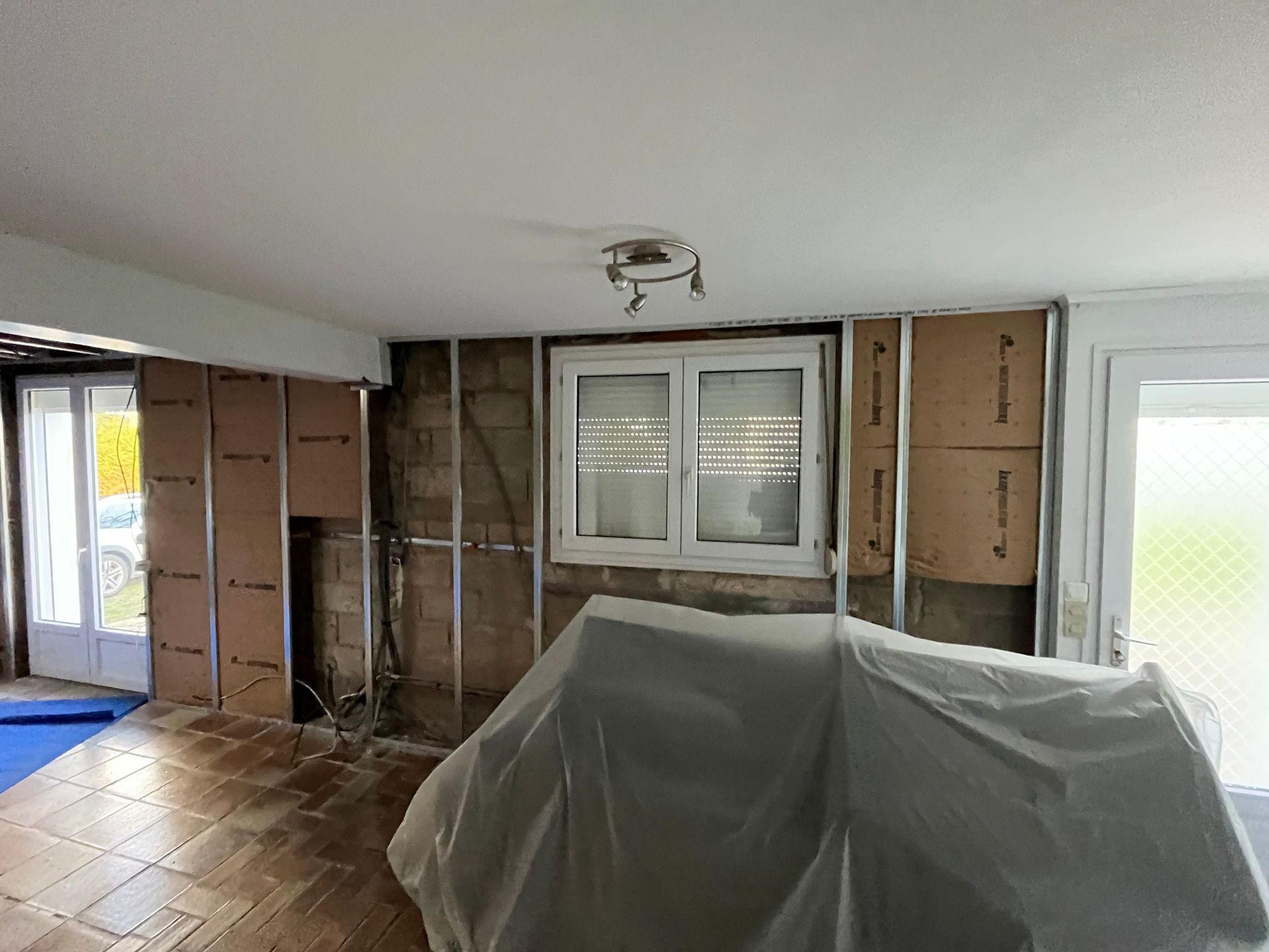 Travaux d'isolation pour la pose d'une cloison