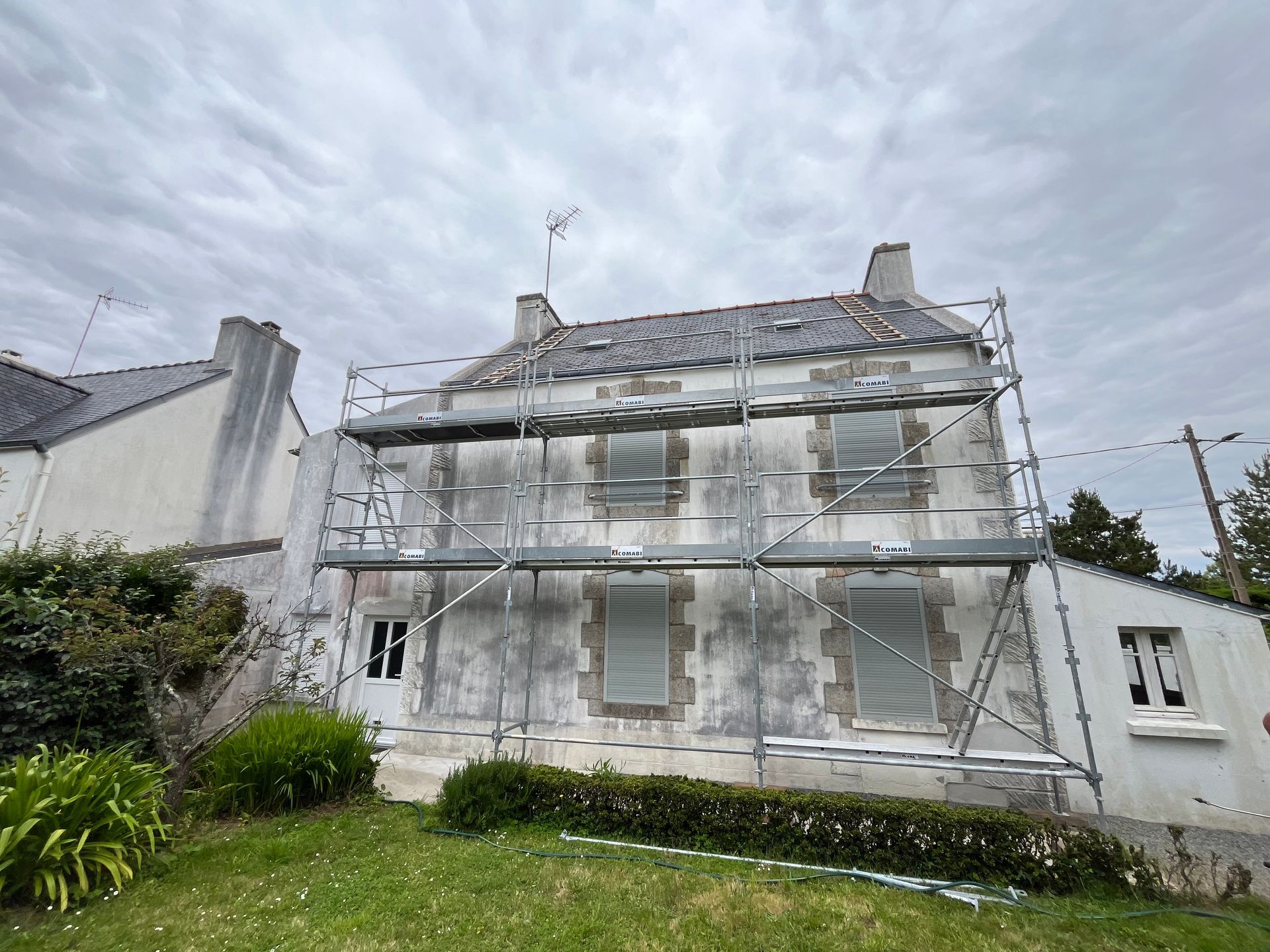 Un échafaudage devant une maison pour des travaux de ravalement de façade