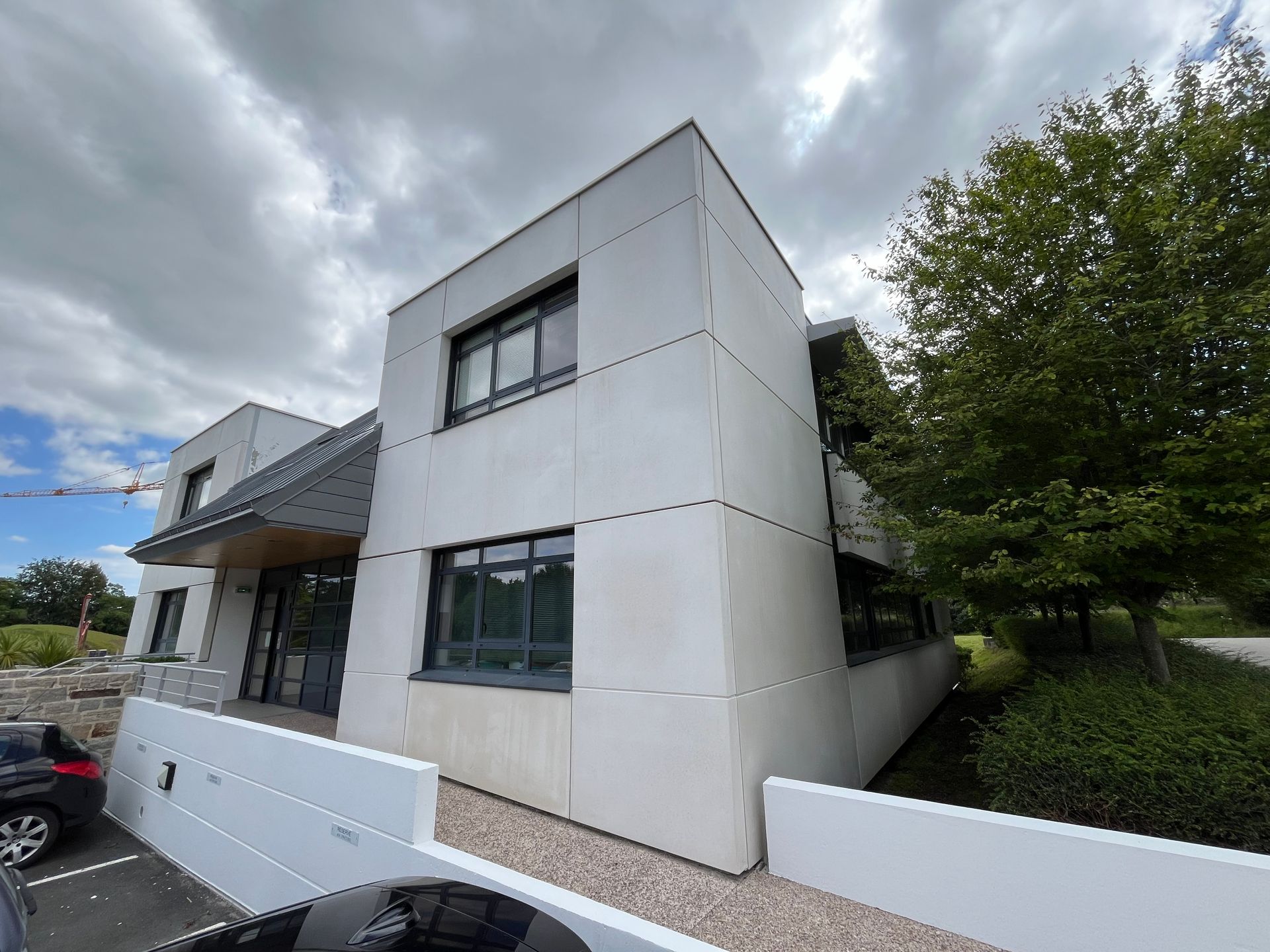 Un bâtiment avec un bardage métallique
