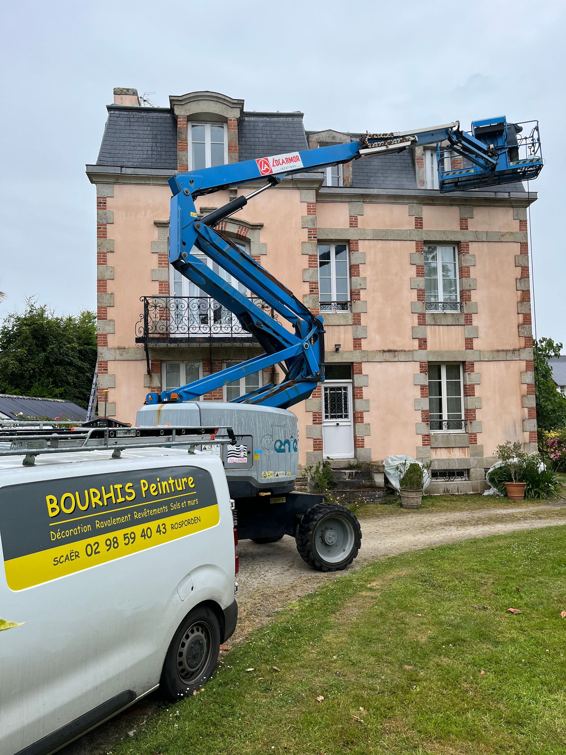 Une nacelle devant une maison