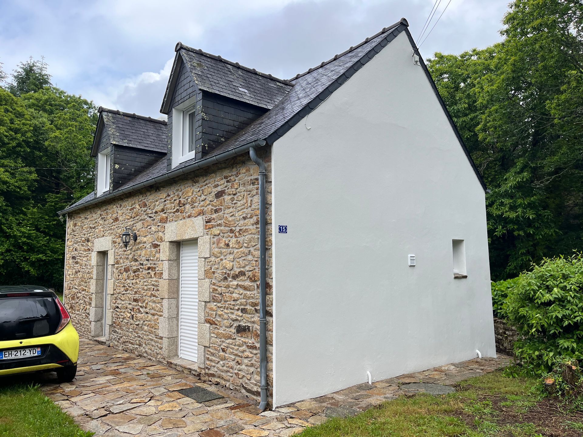 Une façade en pierre et en crépi rénovée