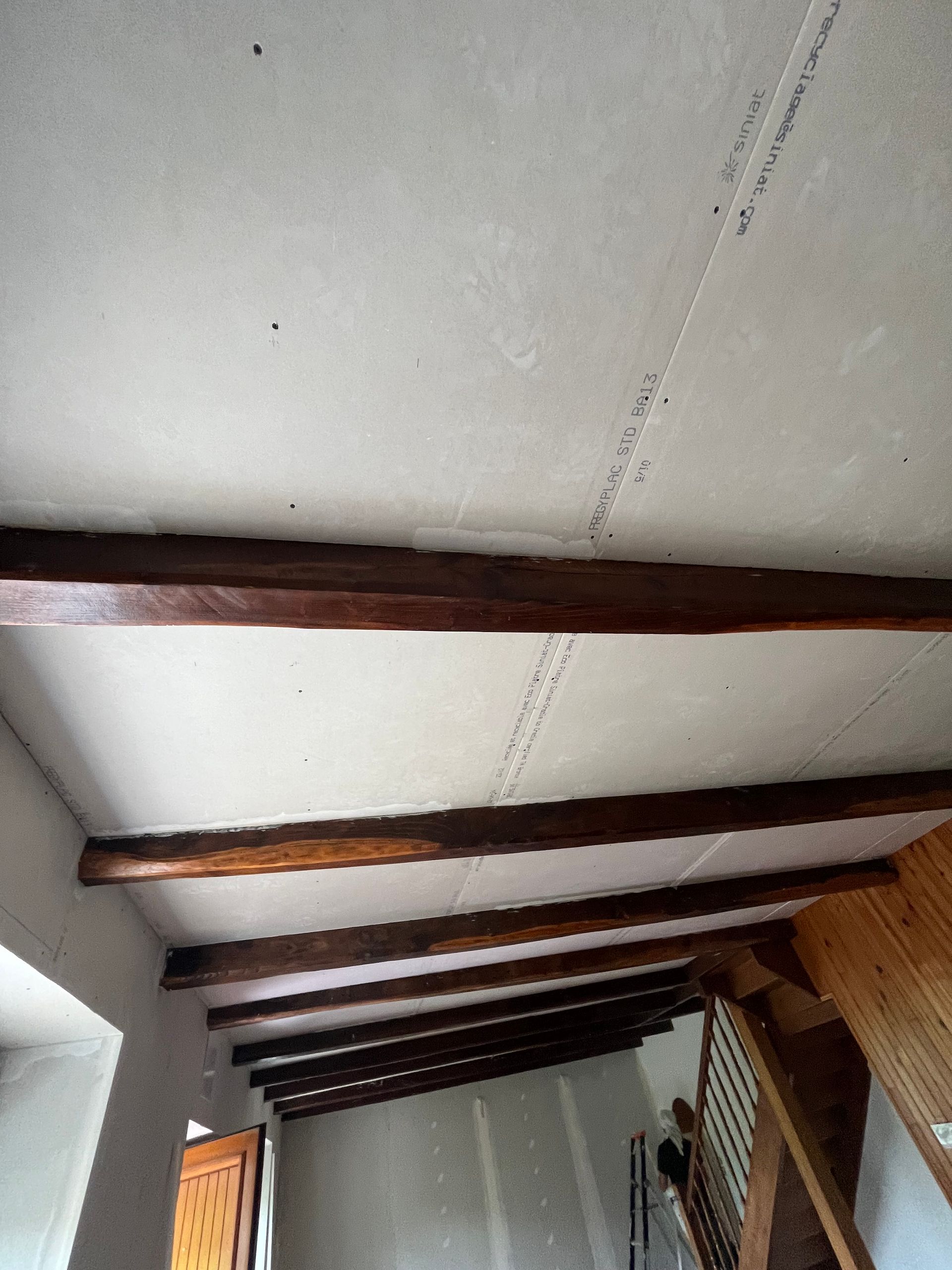 Des plaques de plâtre au niveau d'un plafond