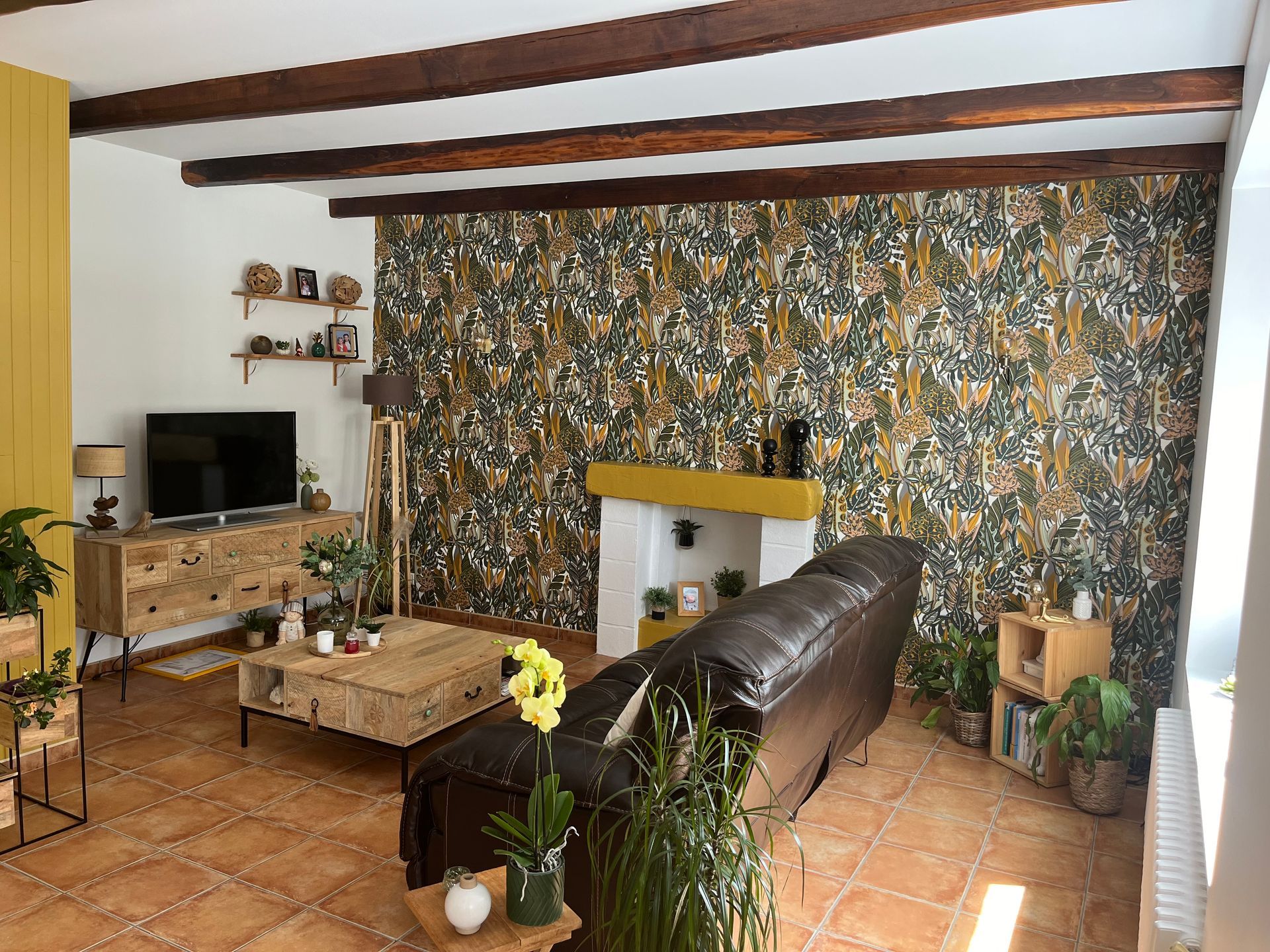 Un papier peint avec des motifs floraux