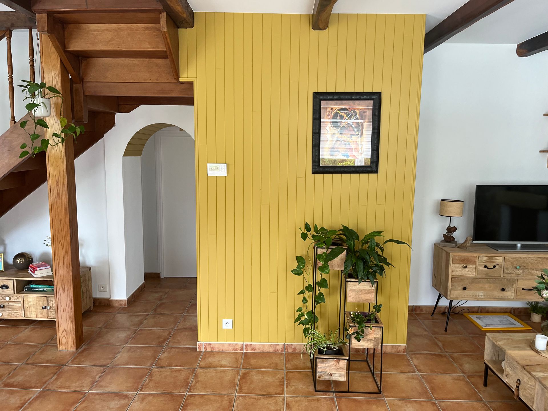 Un revêtement mural en bois peint en jaune