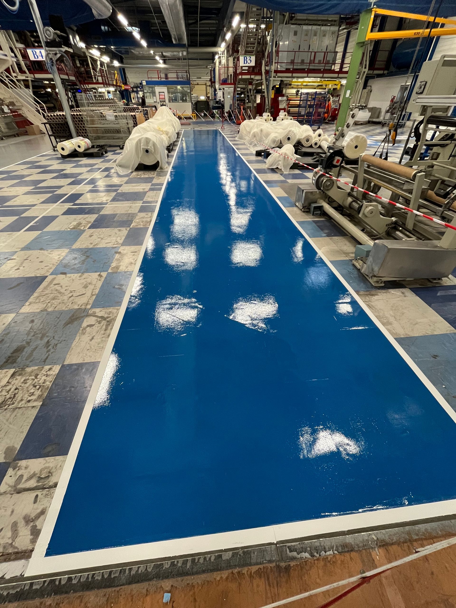 Un sol en résine de couleur bleu