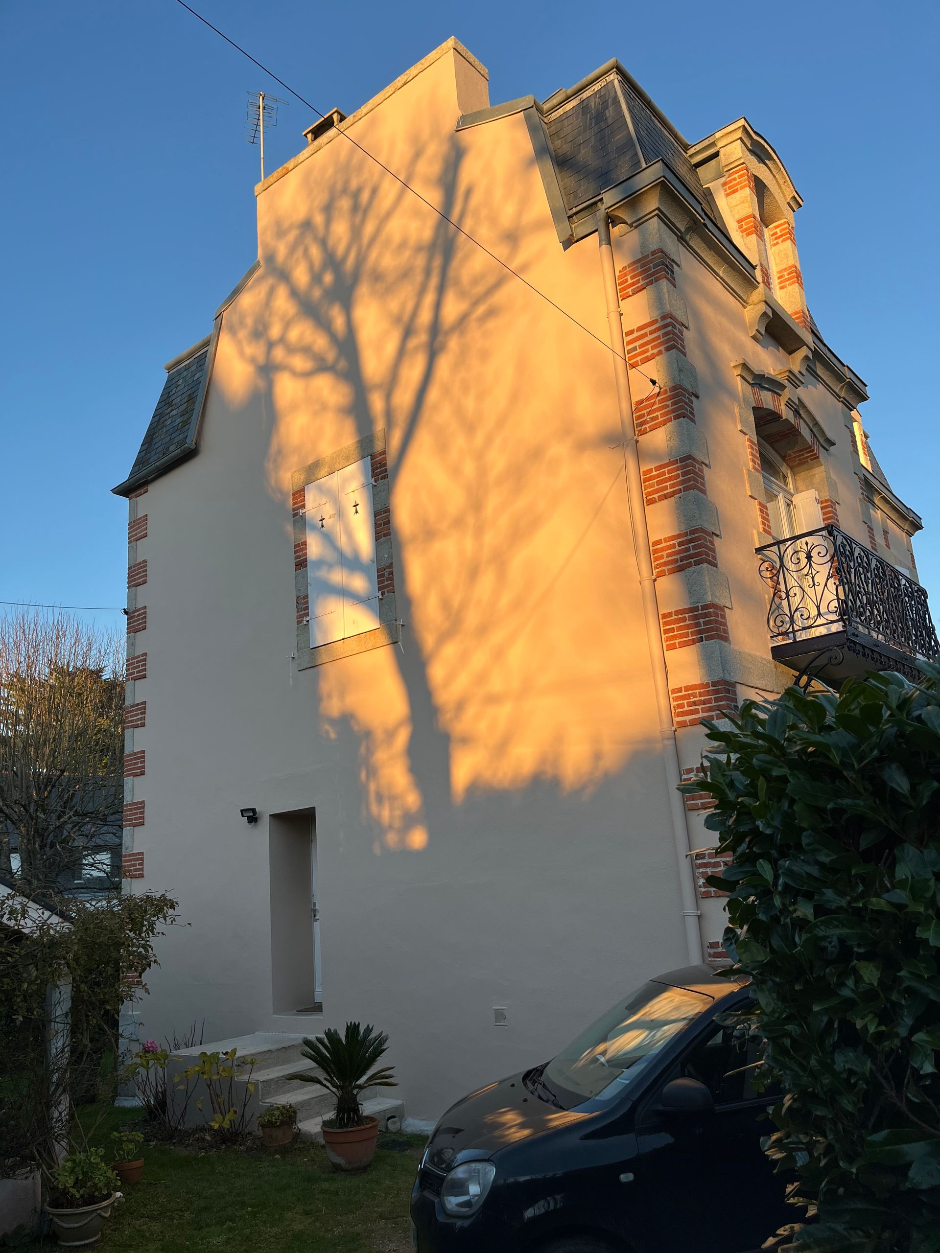 Une façade rénovée où se reflètent les rayons du soleil