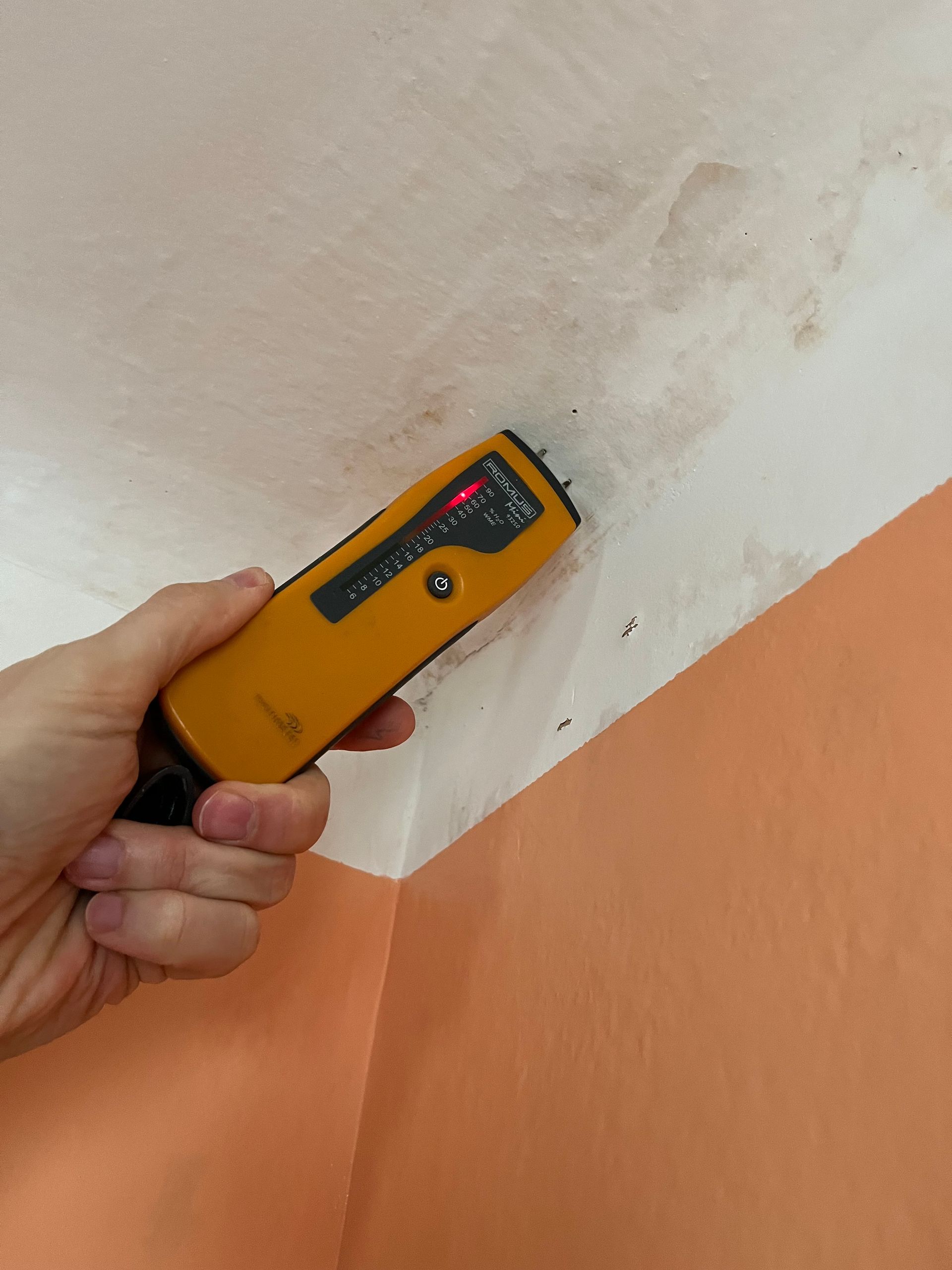 Gros plan sur une personne qui mesure le taux d'humidité