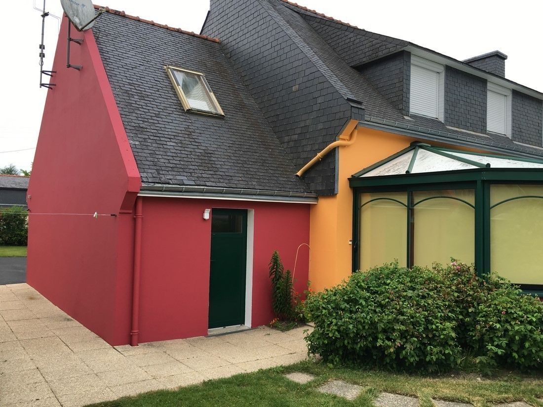 Une façade rénovée rouge et orange