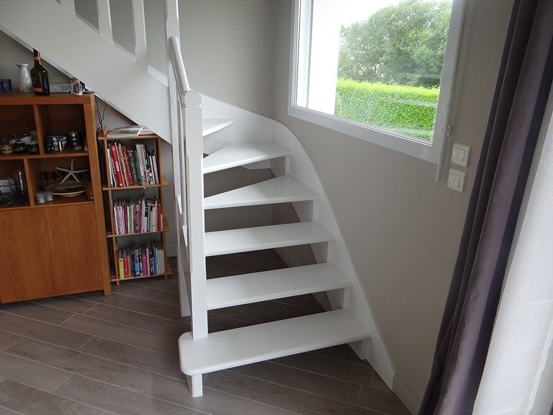 Des marches d'escaliers blanches