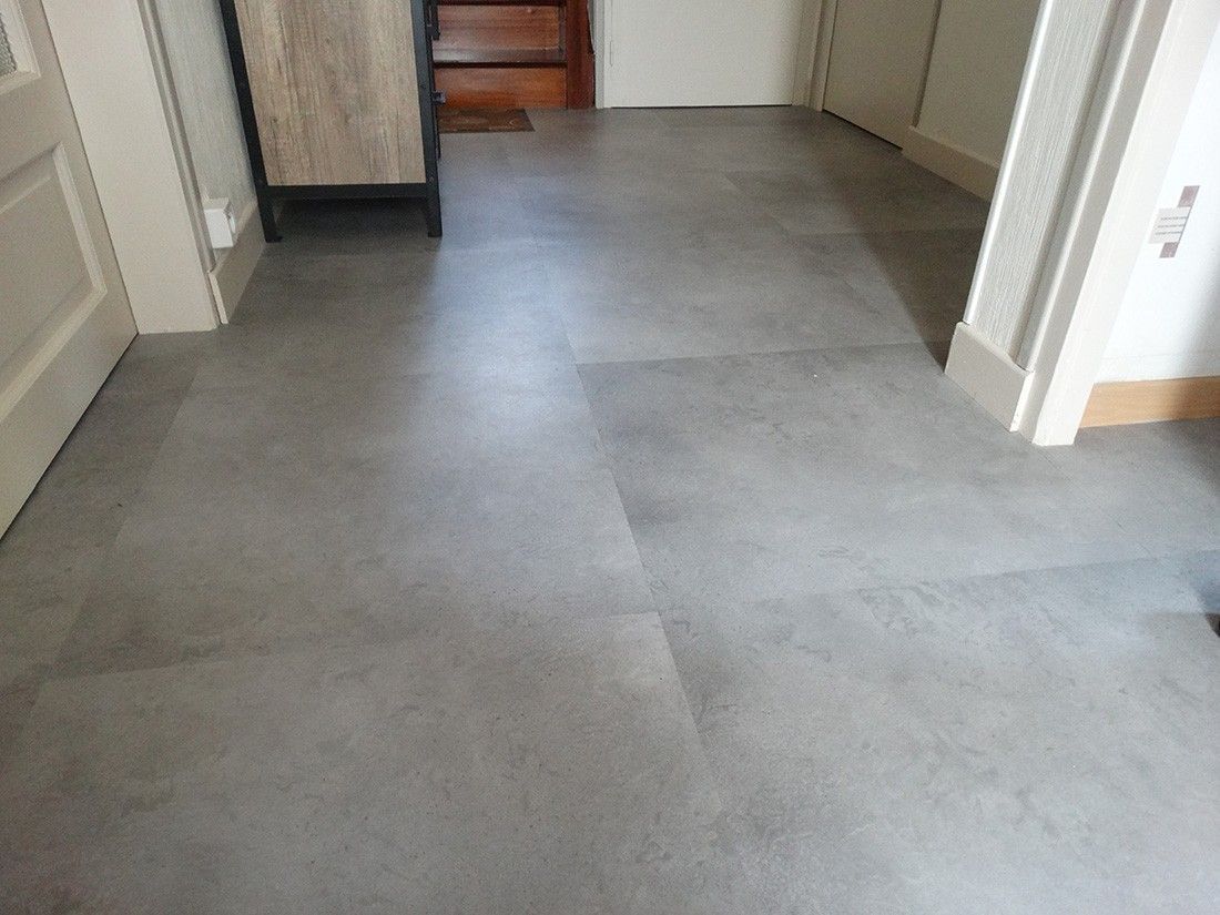 Un sol avec des carreaux en PVC