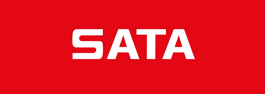 Weißer Schriftzug „SATA“ auf rotem Hintergrund.