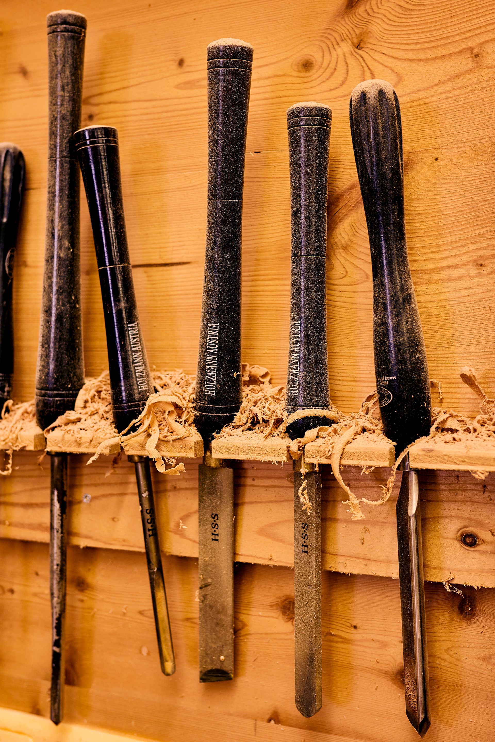 Holzrückwand mit Holzwerkzeugen