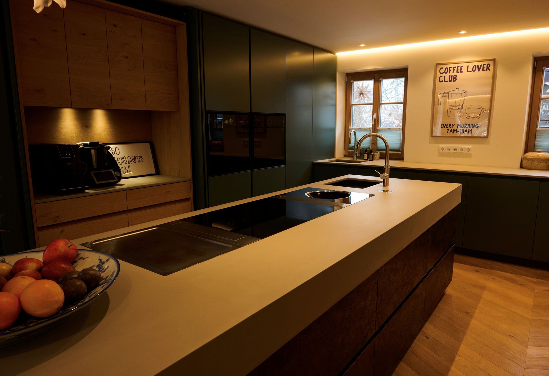 Grifflose Küche mit matten schwarzen Fronten und Fronten aus Holz, schlichte Kücheninsel