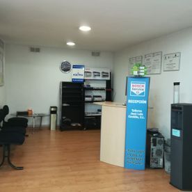 Una habitación grande con un cartel de Bosch en la pared.