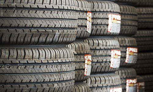 Una pila de neumáticos colocados uno encima del otro en una tienda.