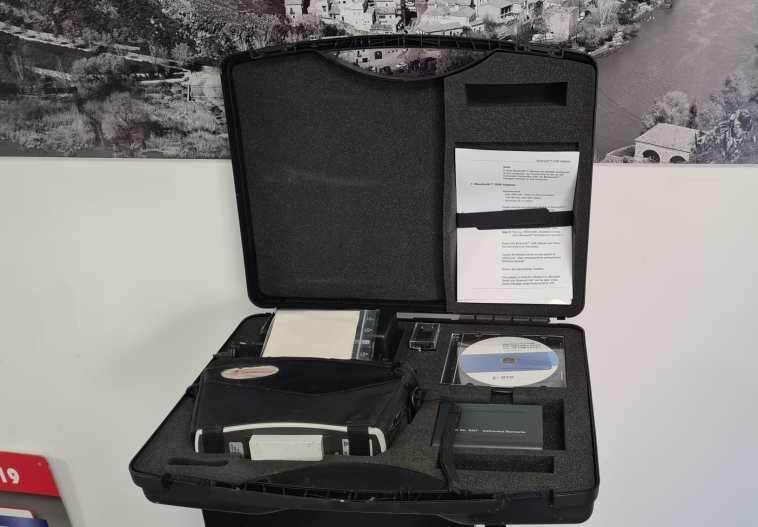 Un maletín negro con una computadora dentro.