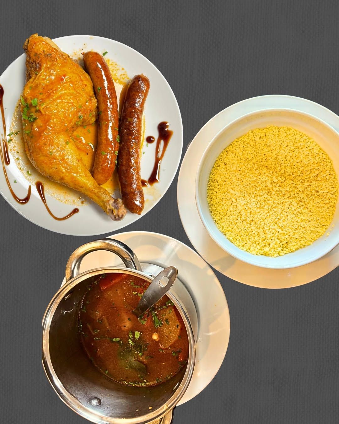 3 assiètes contenant de la semoule, du poulet et saucisses et de la sauce et des légumes pour un couscous.