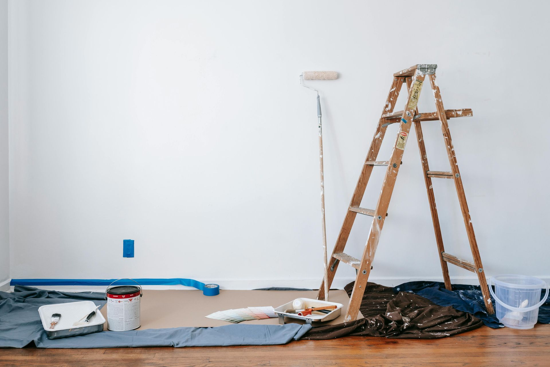 Hay una escalera y un rodillo de pintura en la habitación.