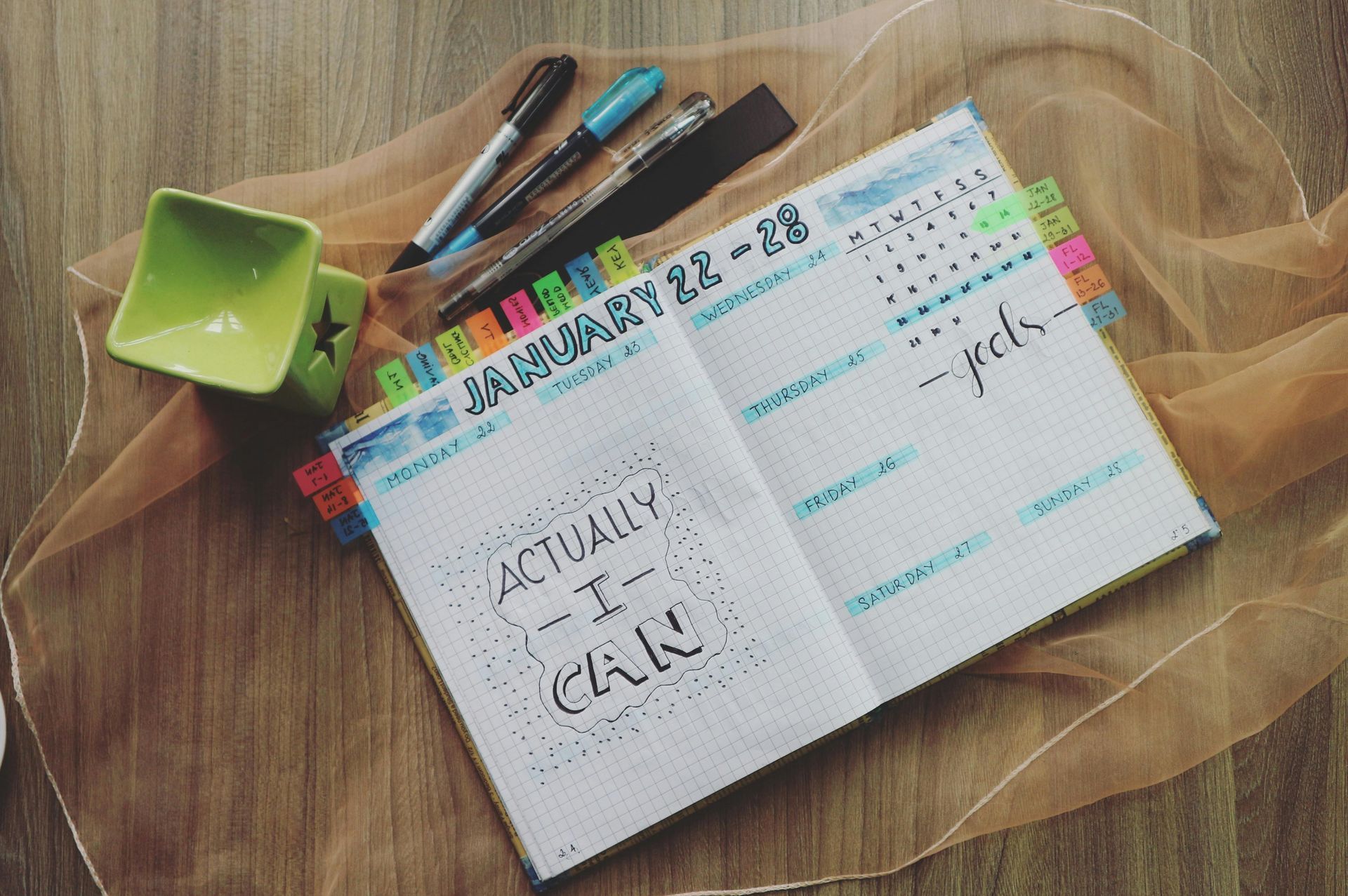 Un cuaderno está abierto en una página que dice