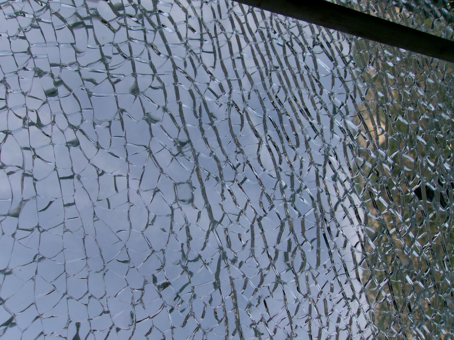 Un primo piano di un pezzo di vetro rotto