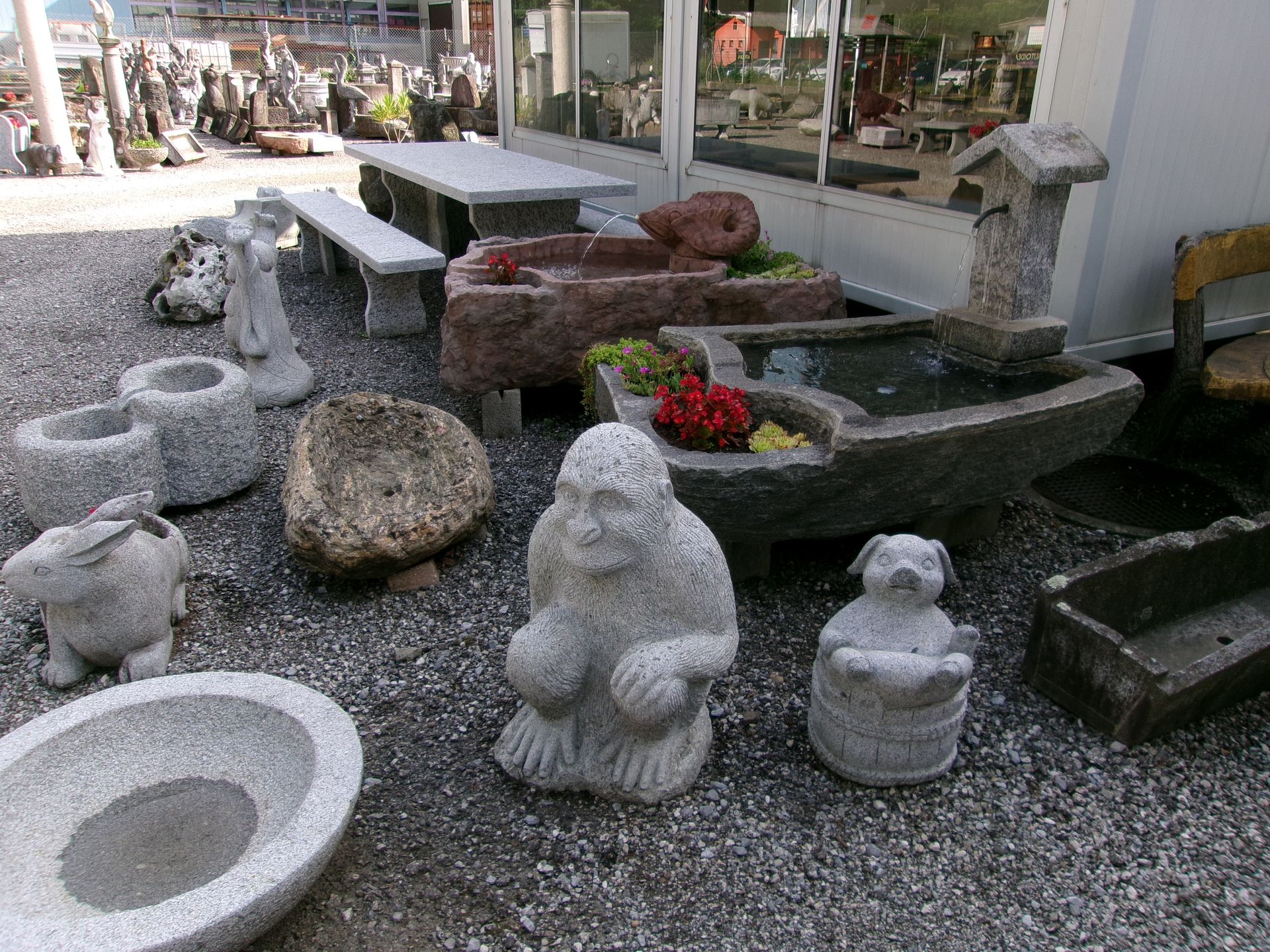 Un mucchio di vasi di terracotta sono appoggiati su un tavolo