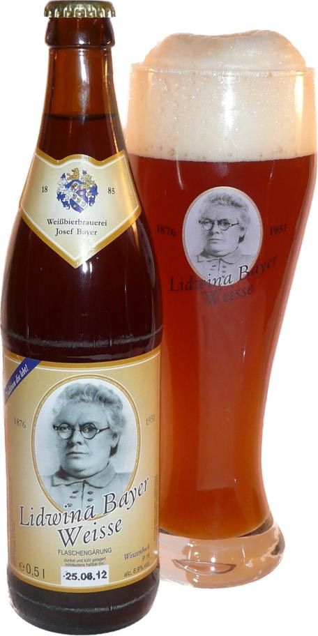 Ein Glas Bier und eine Flasche Bier von der Weißbierbrauerei Josef Bayer GmbH