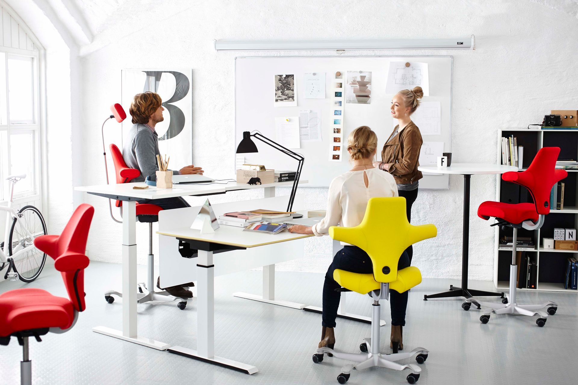 Aeris Swopper ergonomische Aktiv-Sitzhocker in verschiedenen Farben für dynamisches Sitzen im modernen Büro