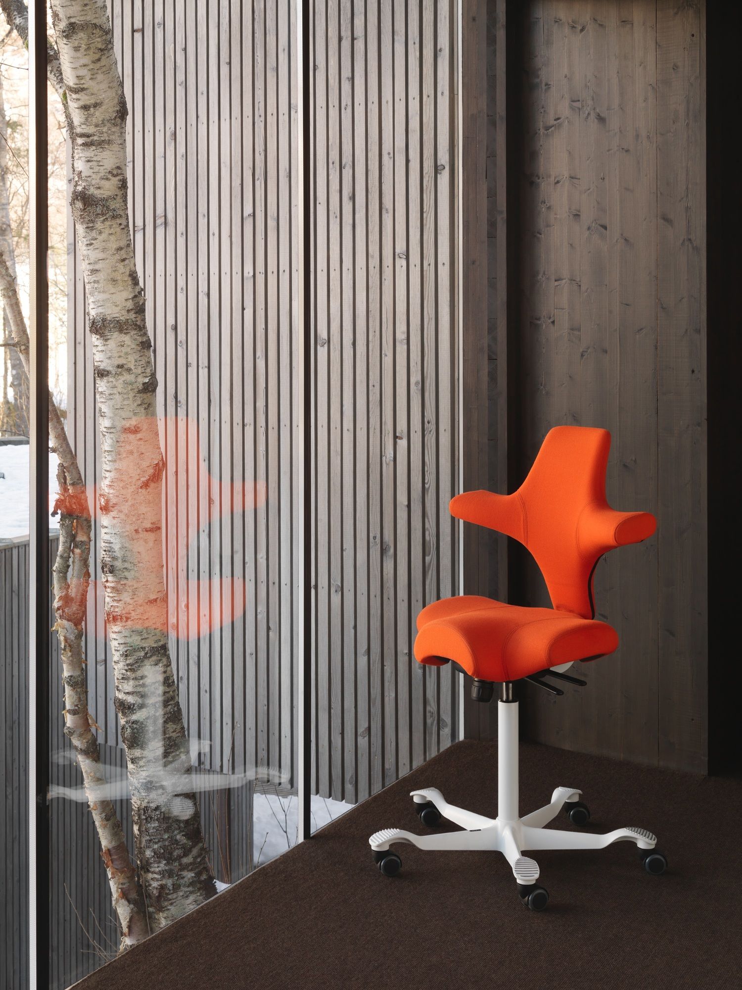 Ergonomischer Sitzhocker Aeris Numo Task für aktives Sitzen im modernen Büro