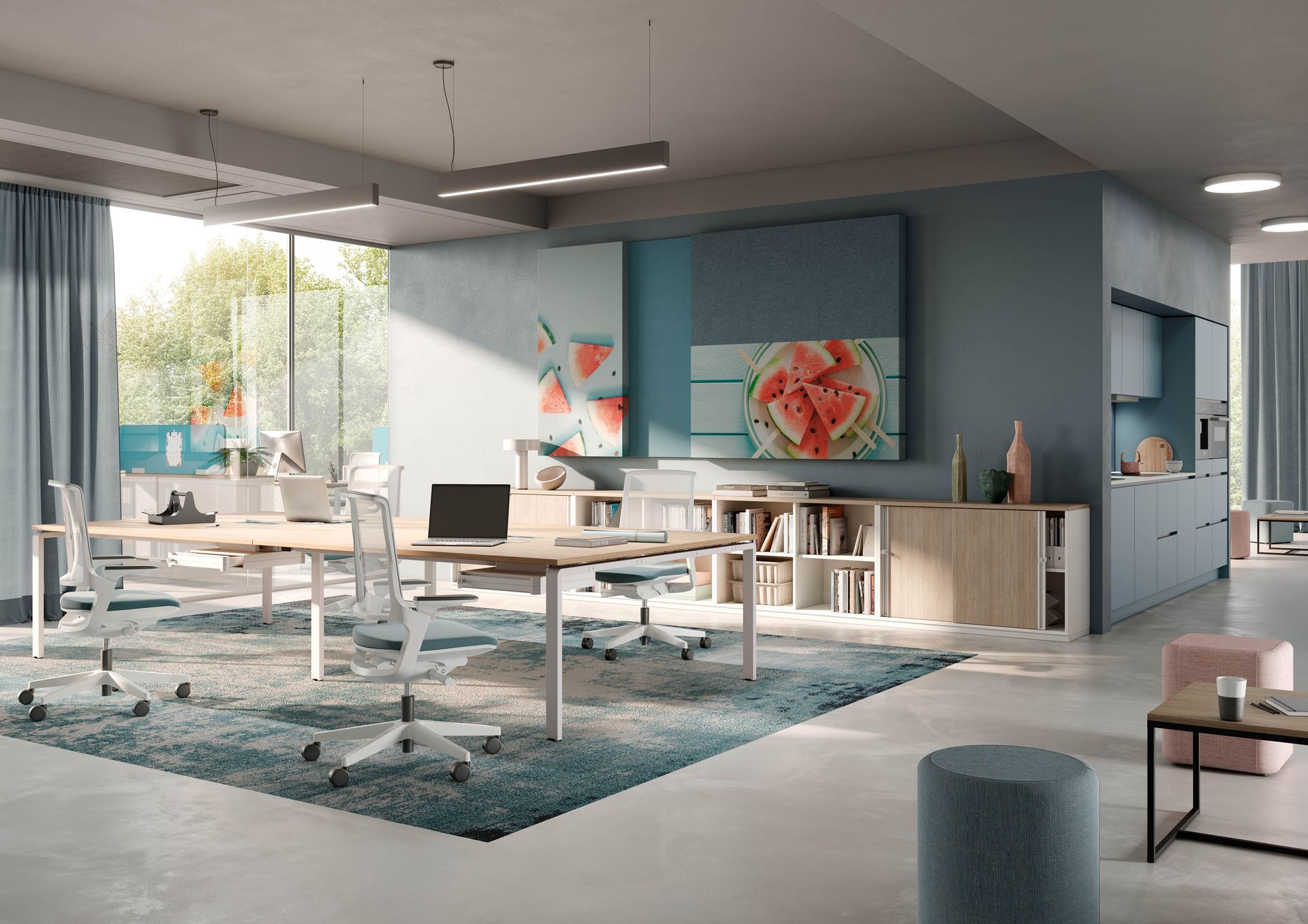 Ergonomischer Bürodrehstuhl am Schreibtisch in moderner Büroeinrichtung mit Tageslicht und Pflanzen