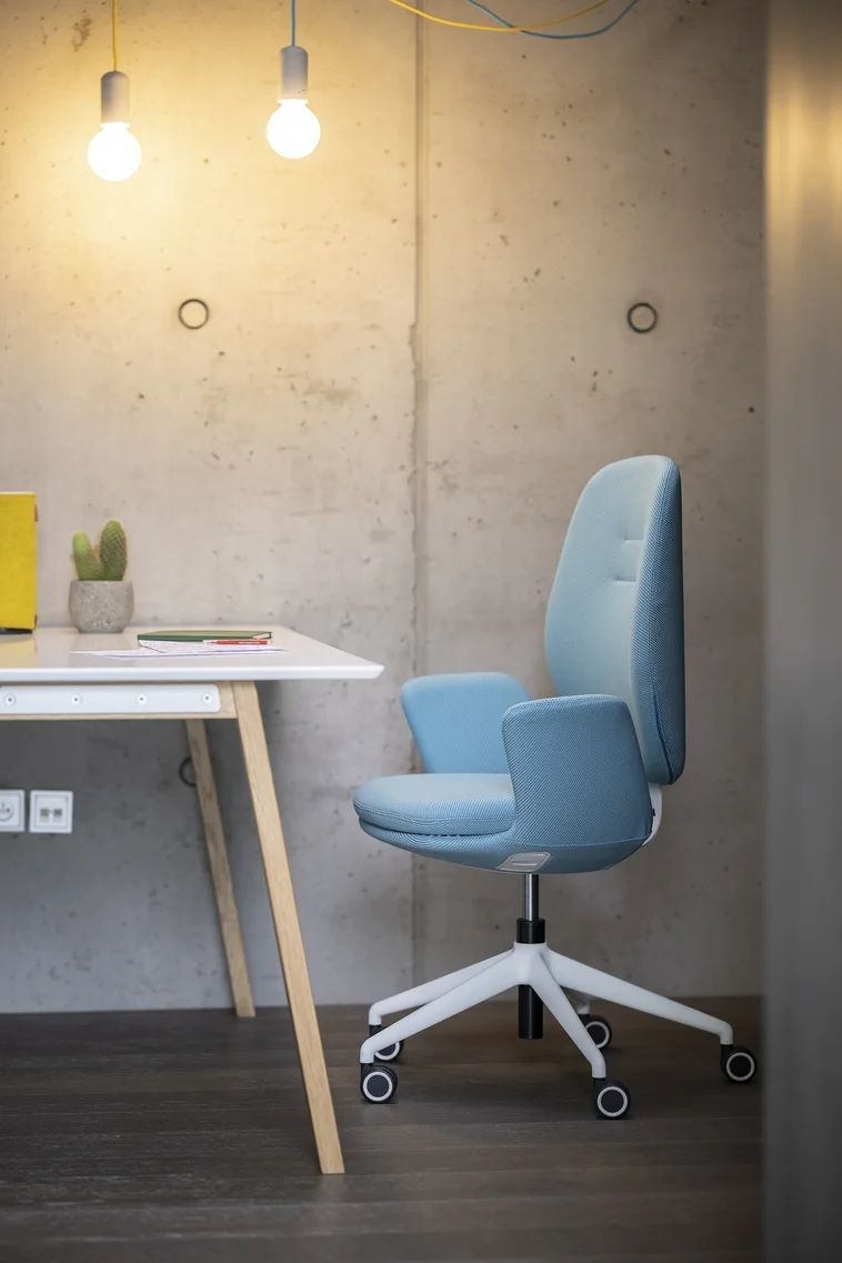 Großraumbüro mit ergonomischen Bürostühlen und modernen Arbeitsplätzen für kollaboratives Arbeiten
