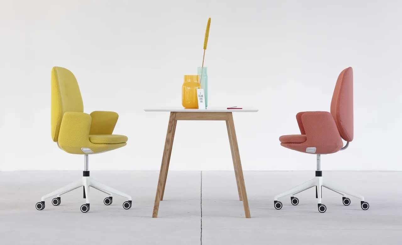 Moderner Besprechungstisch mit ergonomischen Drehstühlen in farbigem Design für kreative Arbeitsbereiche im Büro