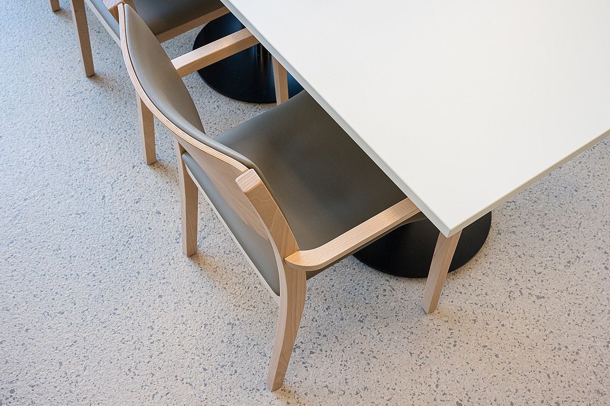 Offenes Regalsystem als Raumteiler im modernen Büro für flexible Arbeitsbereiche und strukturierte Büroorganisation