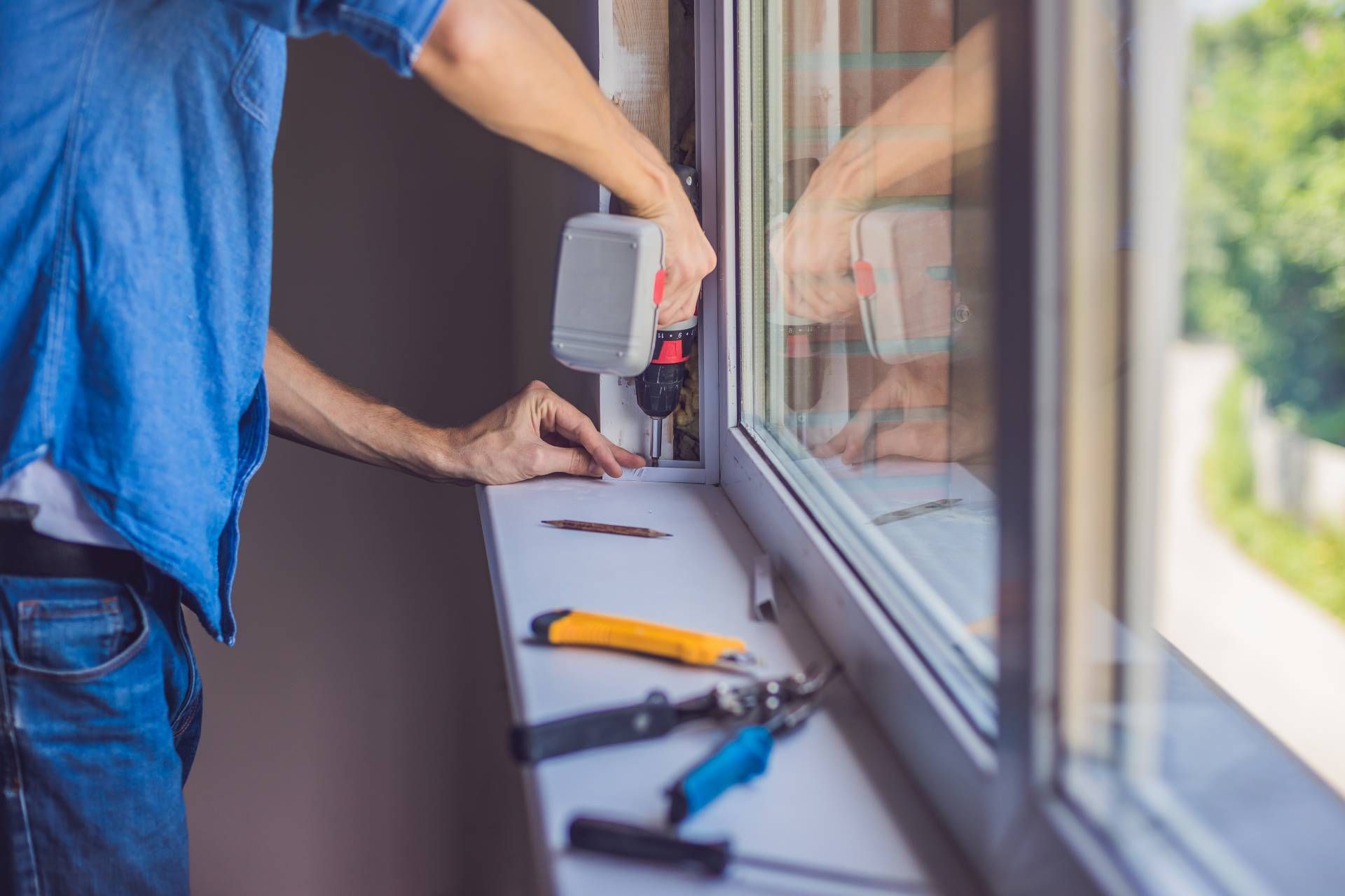 Person baut ein Fenster ein