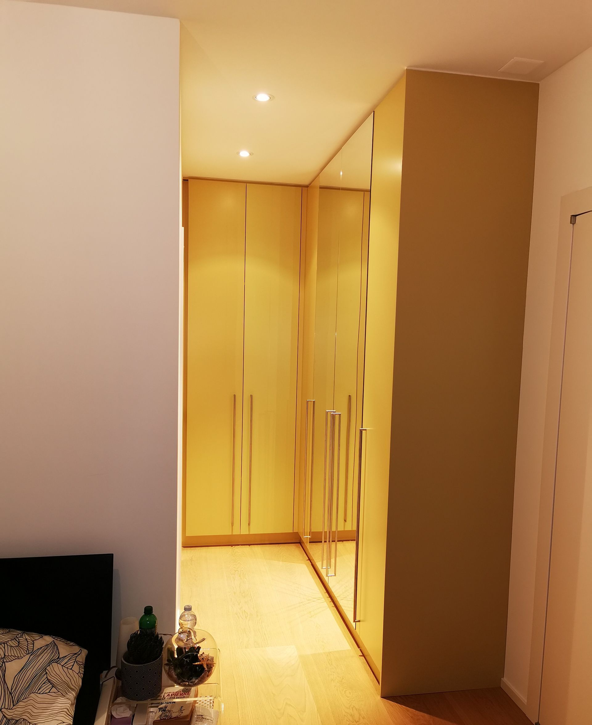 Falegname monta anta di mobile in legno