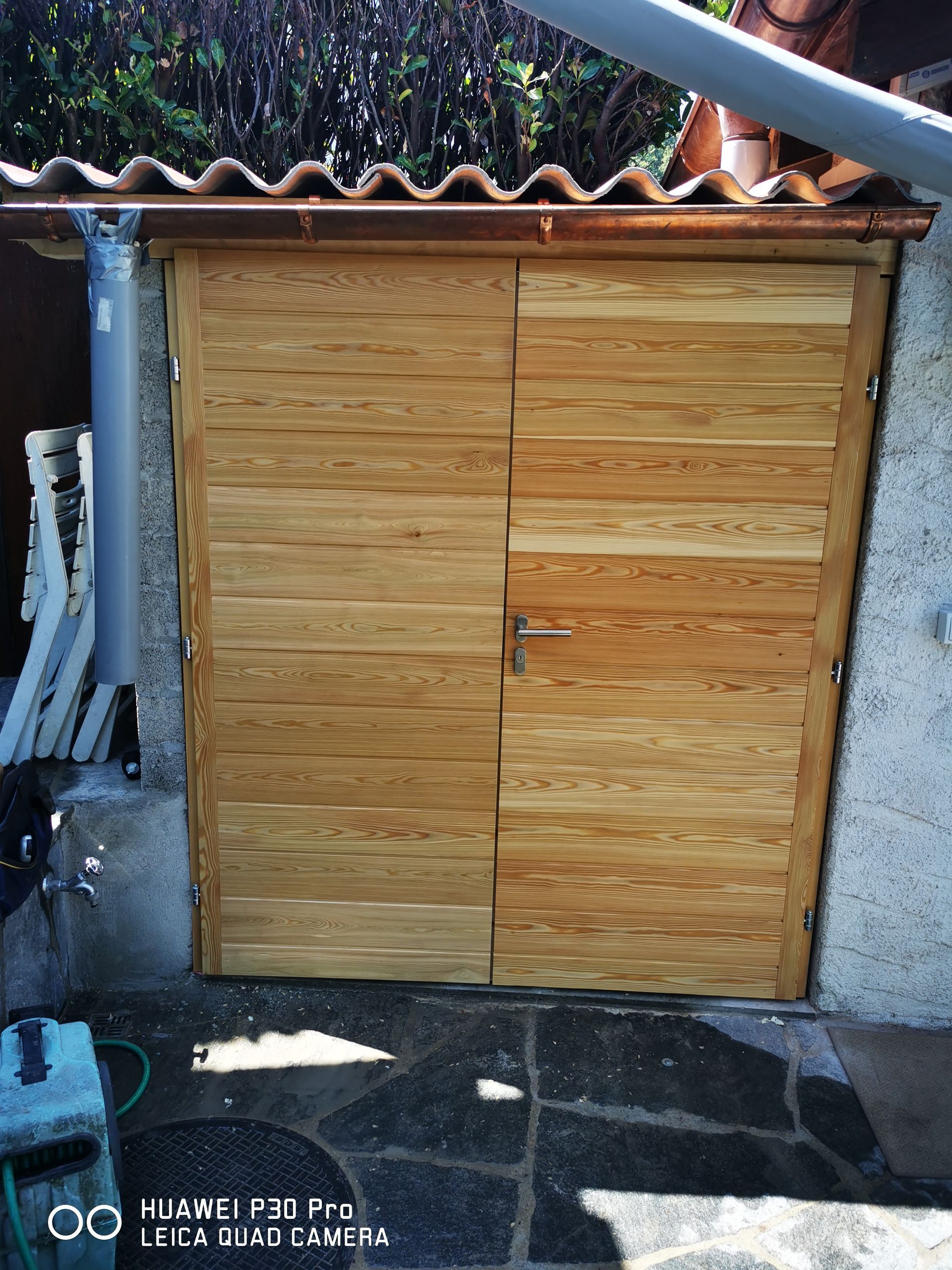 Fabio Pastorelli Falegnameria e Arredamenti Sagl - Una porta di legno su misura.