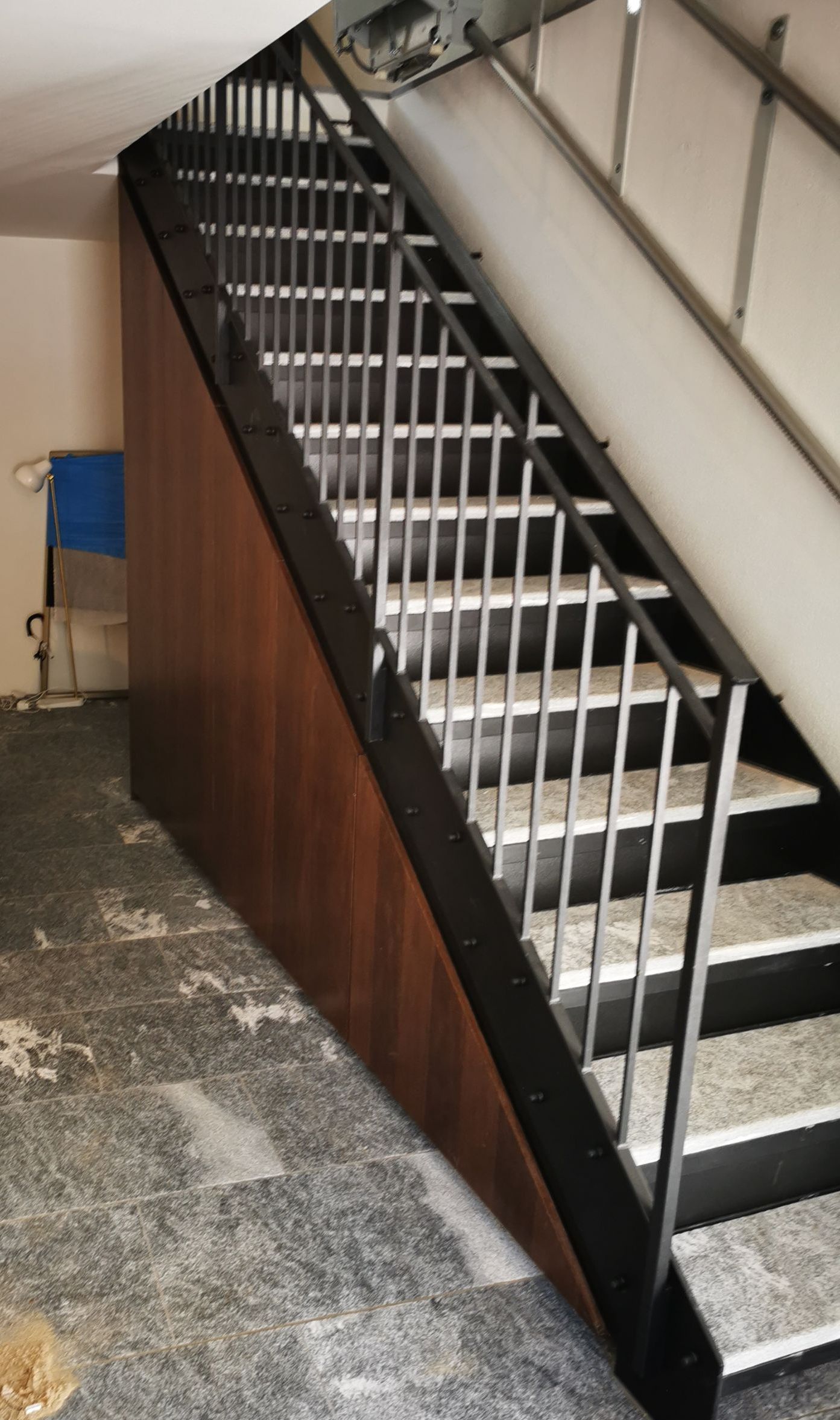 Fabio Pastorelli Falegnameria e Arredamenti Sagl - Una scala con rivestimento in legno