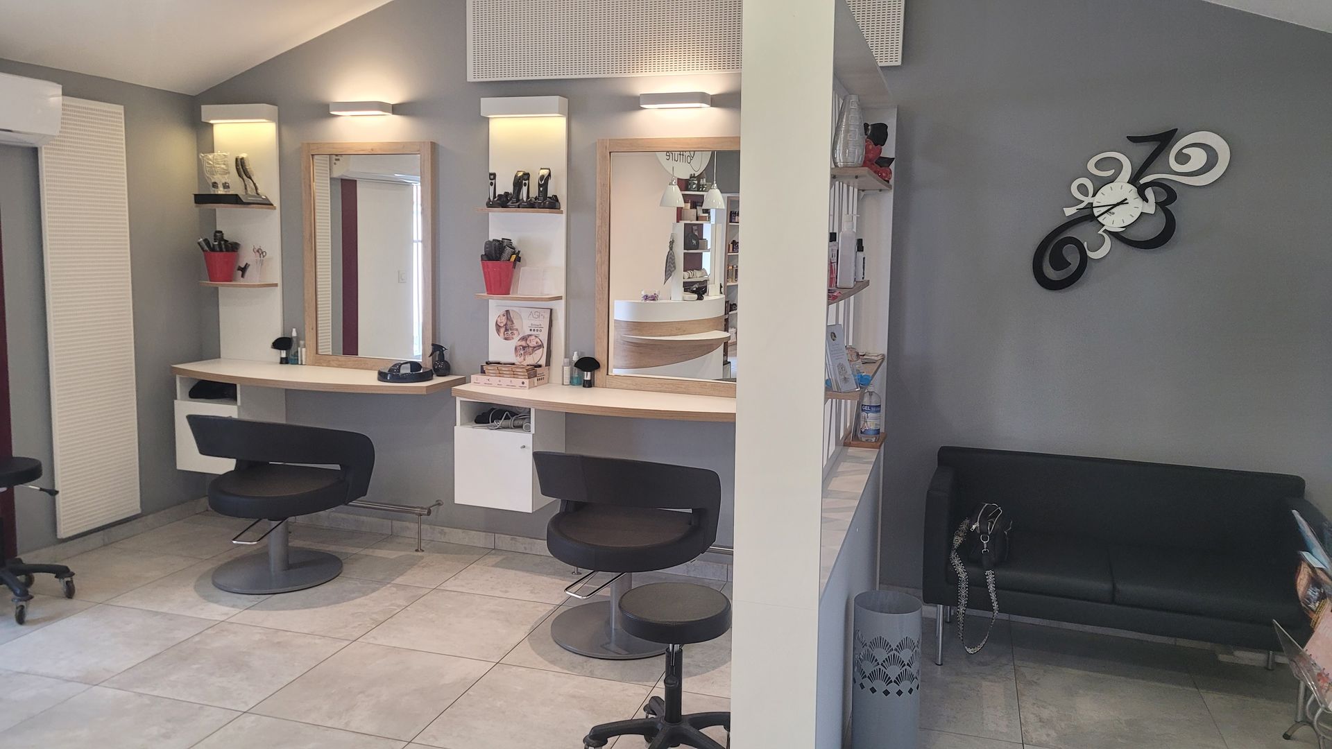 Canapé pour patienter et places pour la coiffure