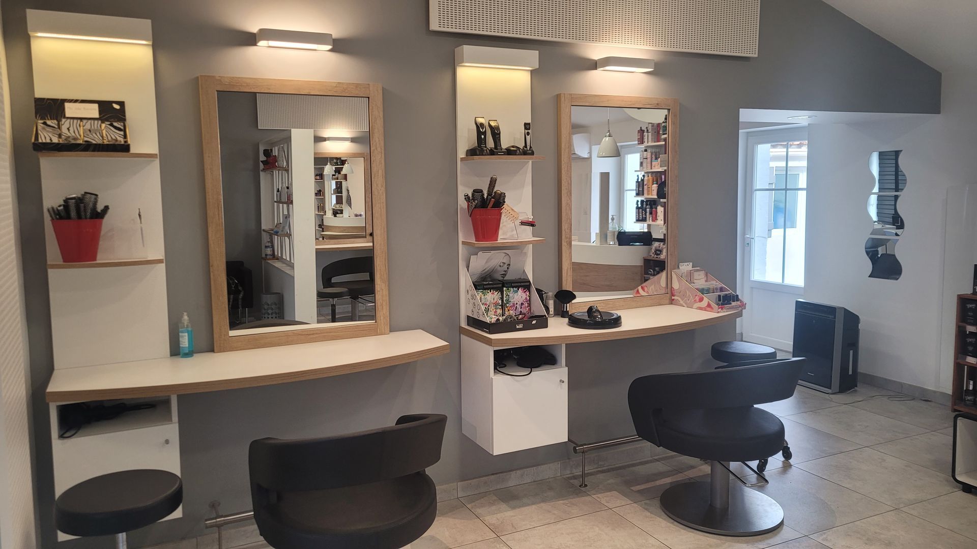 Sièges avec miroir pour la coiffure