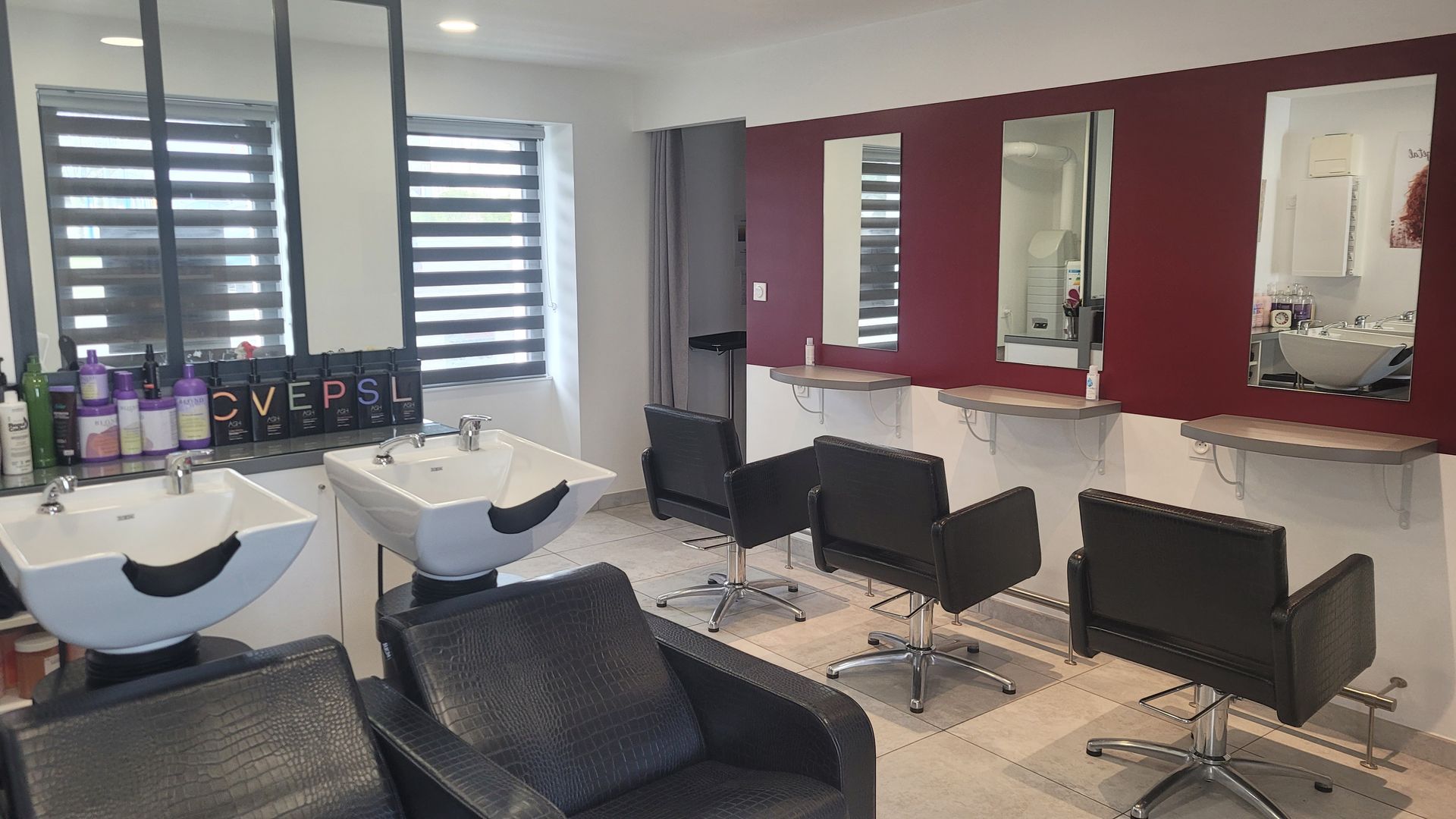 L'espace coiffure avec un bac à shampoing