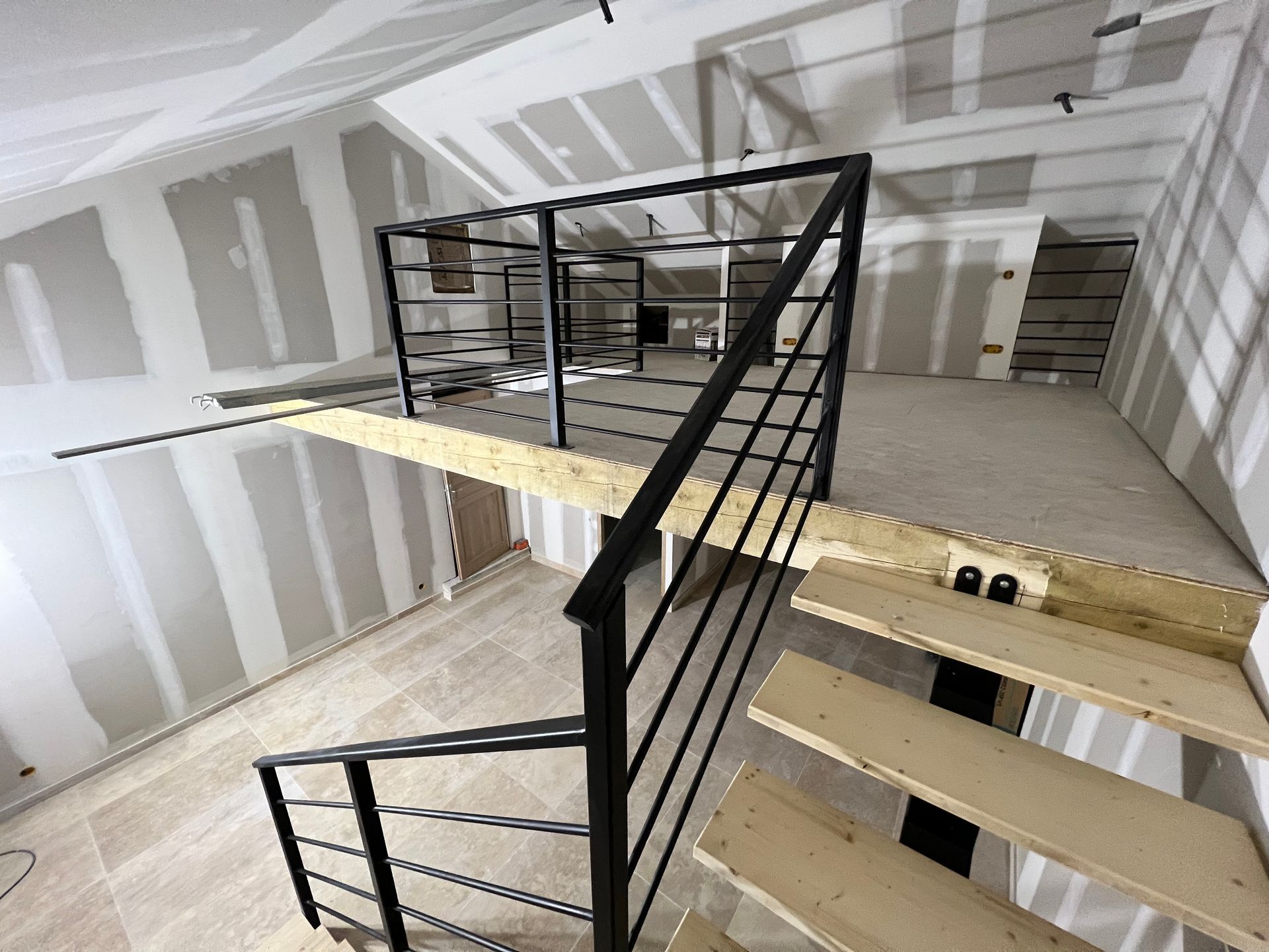 Mezzanine et escaliers ferronés