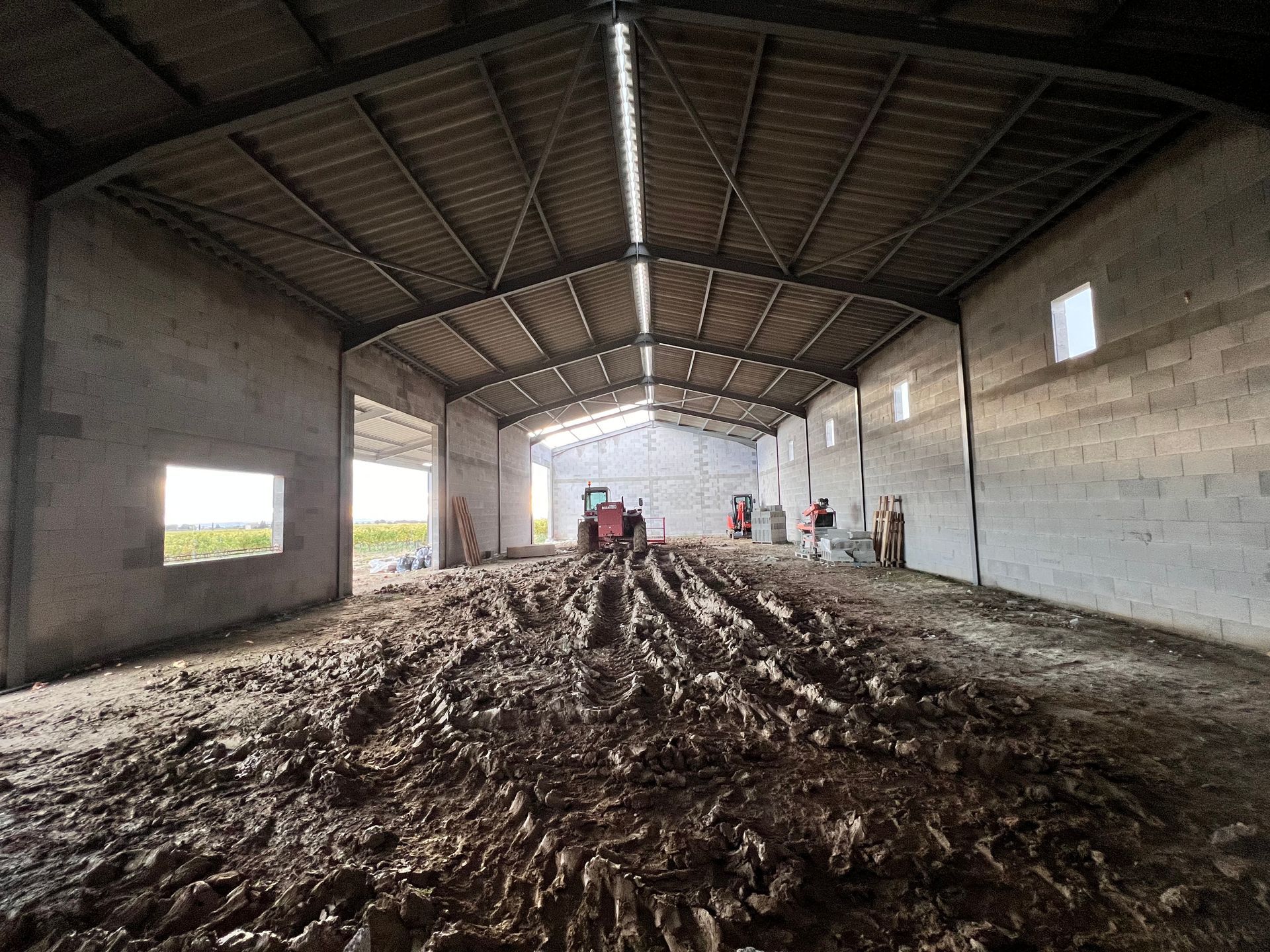 Préparation du sol d'un hangar