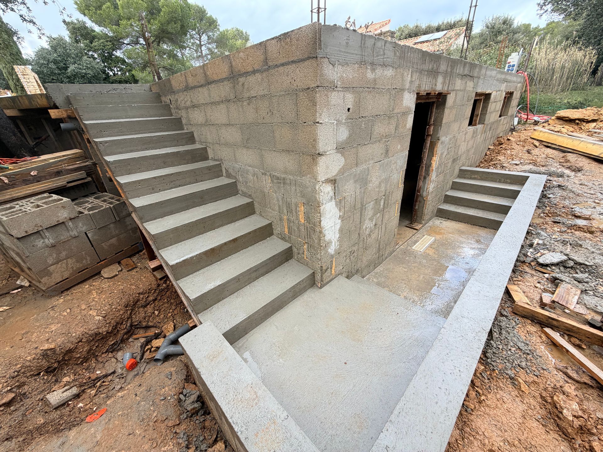 Escalier en béton extérieur chantier maçonnerie