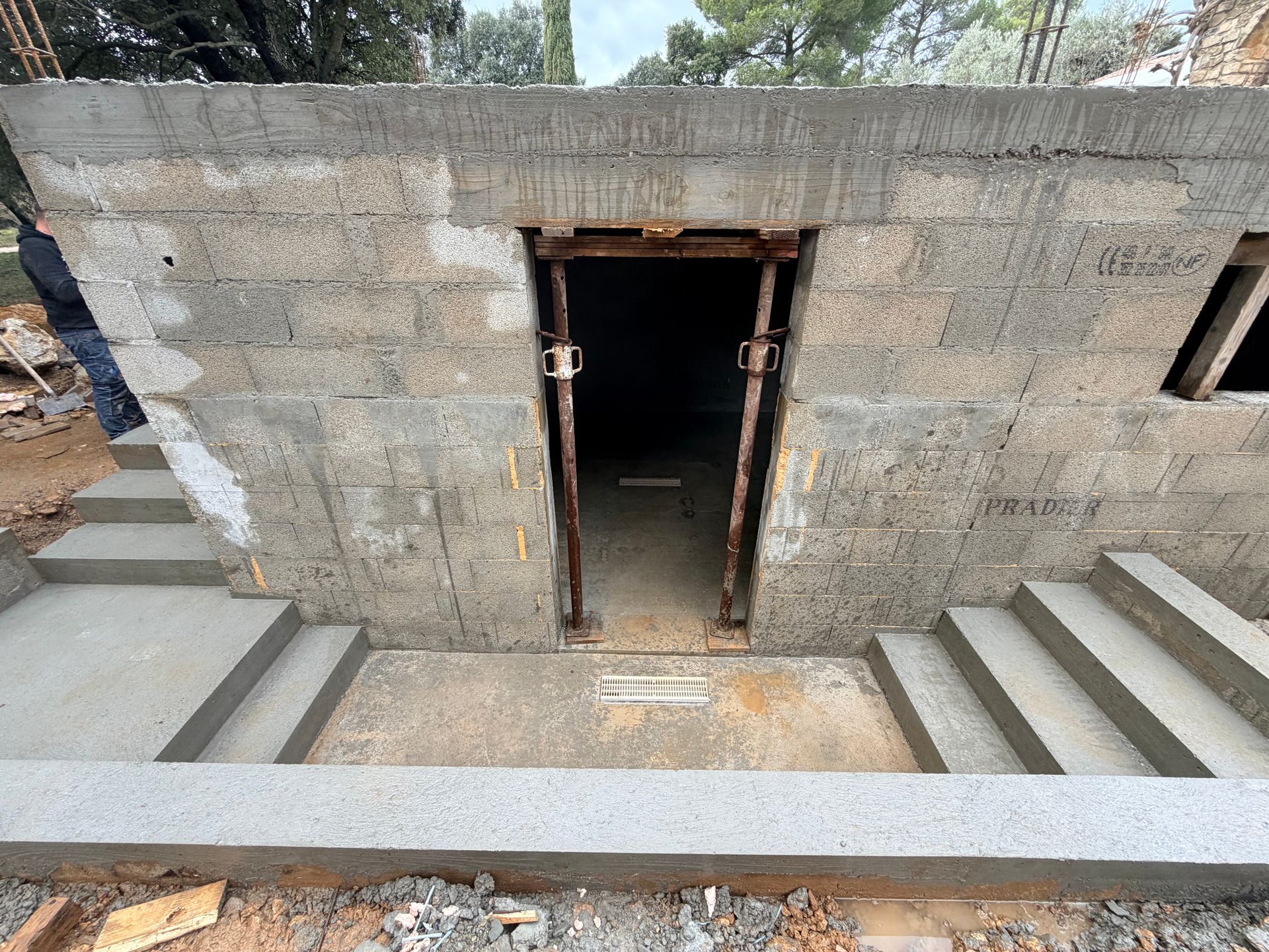 Construction en parpaings avec escalier béton