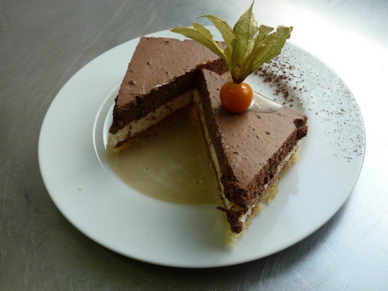 Charlotte poire-chocolat coupée en triangle