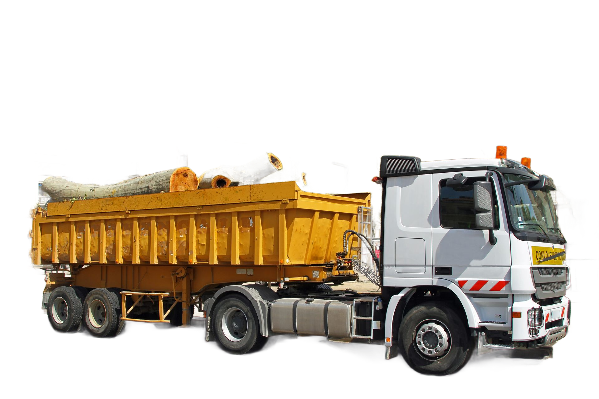 Camion à benne jaune transportant des débris, cabine blanche.