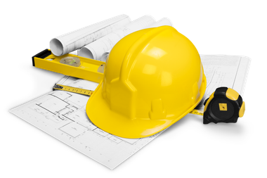 Casque de sécurité jaune, plans, niveau et ruban à mesurer sur une surface blanche.