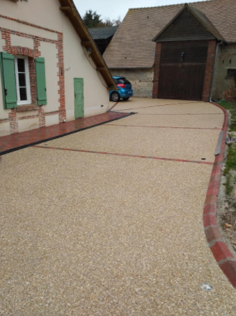 Cour en béton désactivé