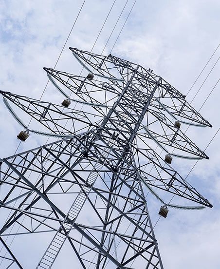 Una gran torre de energía con un cielo azul al fondo